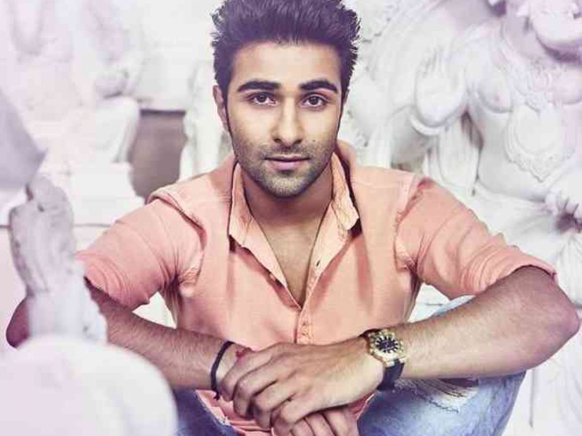 Aadar Jain Height Affairs Age Net Worth Bio And More 2020 The Personage Armaan belongs to the famous kapoor family of bollywood as his mother reema kapoor is the youngest daughter of late raj kapoor and sister of actor randhir kapoor, rajiv kapoor and rishi kapoor. aadar jain height affairs age net