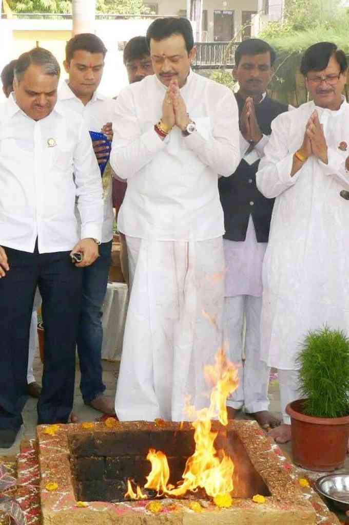 Bhaiyyu Maharaj Picture