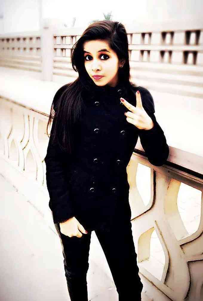 Dhinchak Pooja Picture