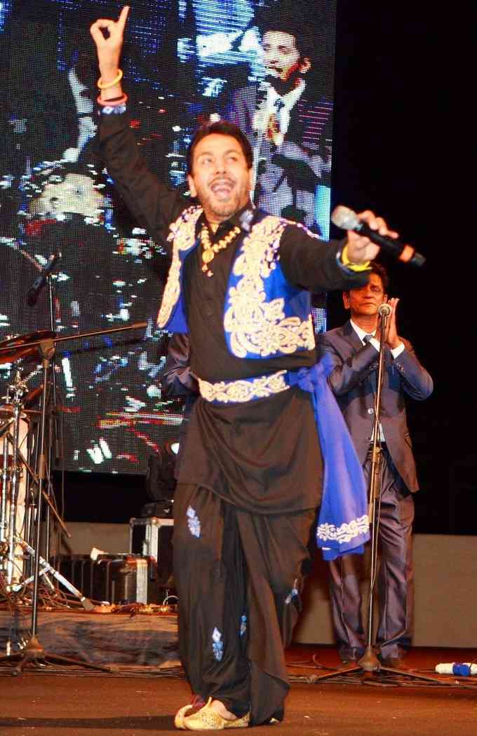 Gurdas Maan Images