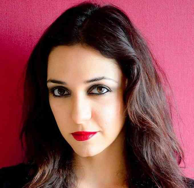 Nauheed Cyrusi Picture