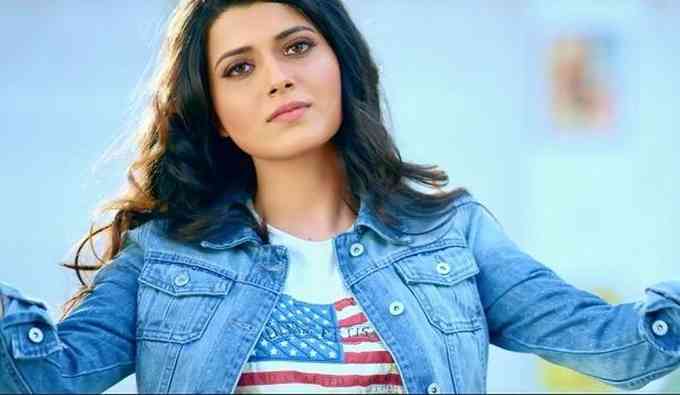 Nimrat Khaira Image