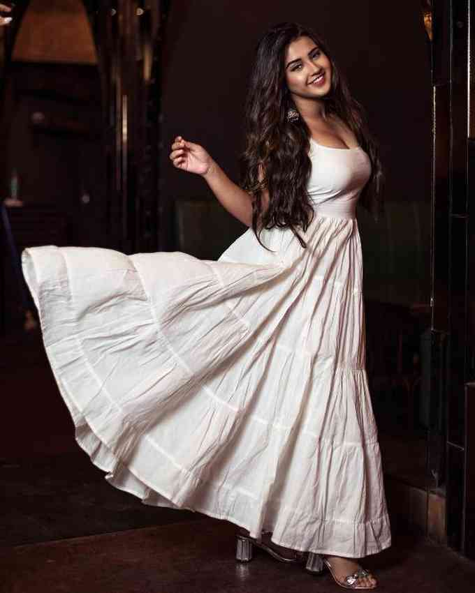 Roshni Walia Images