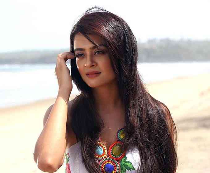 Surveen Chawla Pic