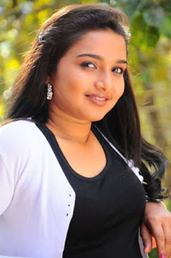 Deepthi Nambiar Pic