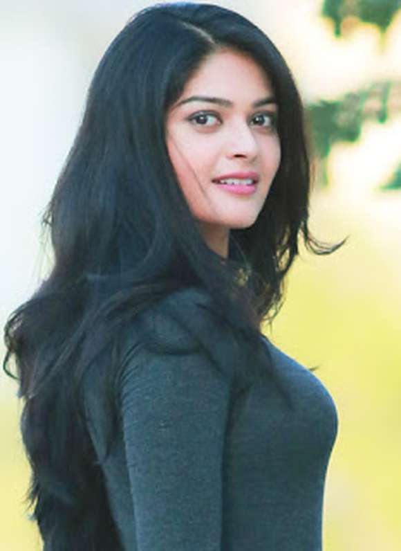 Vaibhavi Shandilya Images