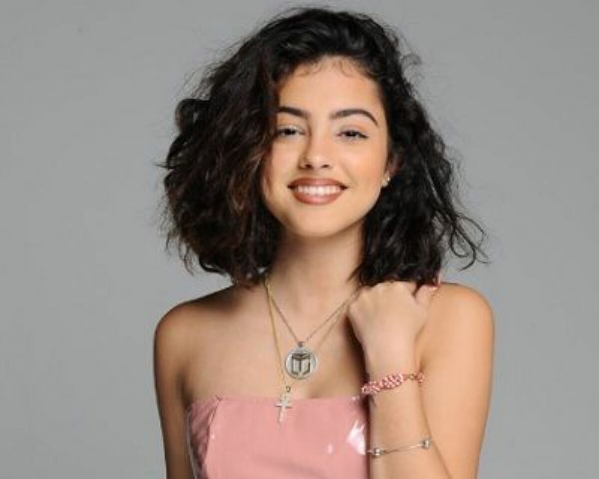 Malu trevejo wears a grey suspender skirt, which is super bright, and black  curly hair is very fashionable