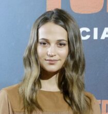 Alicia Vikander height