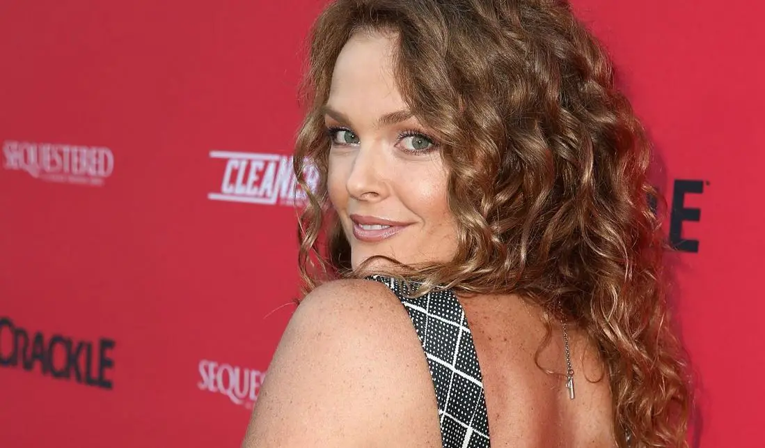 Dina Meyer height