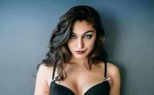 Emily Rinaudo Net Worth, Height, Weight, Age, Bio 2024The Personage