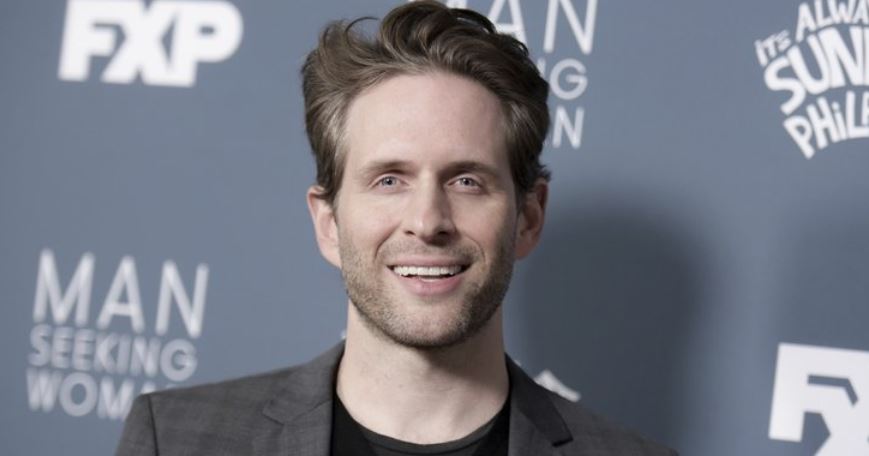 Glenn Howerton weight