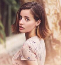 Holly Earl networth