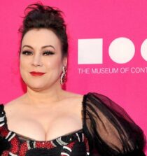 Jennifer Tilly height