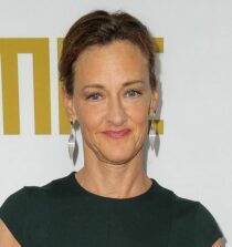 Joan Cusack height