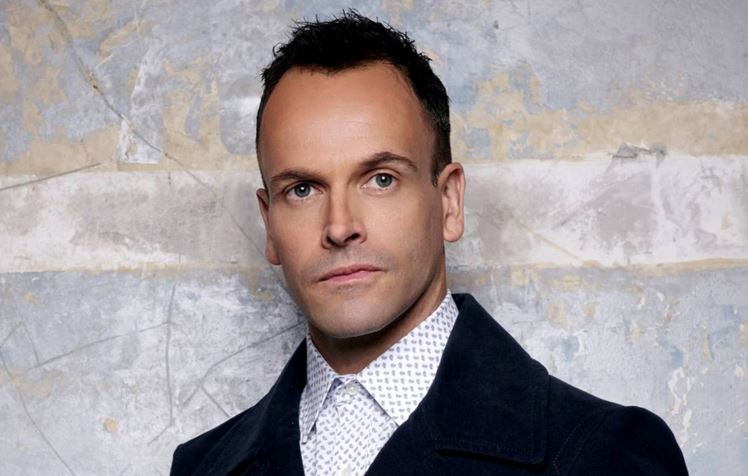 Jonny Lee Miller height