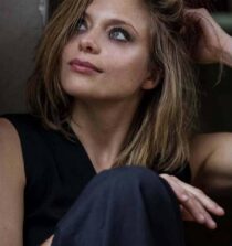 Lizzie Brochere height