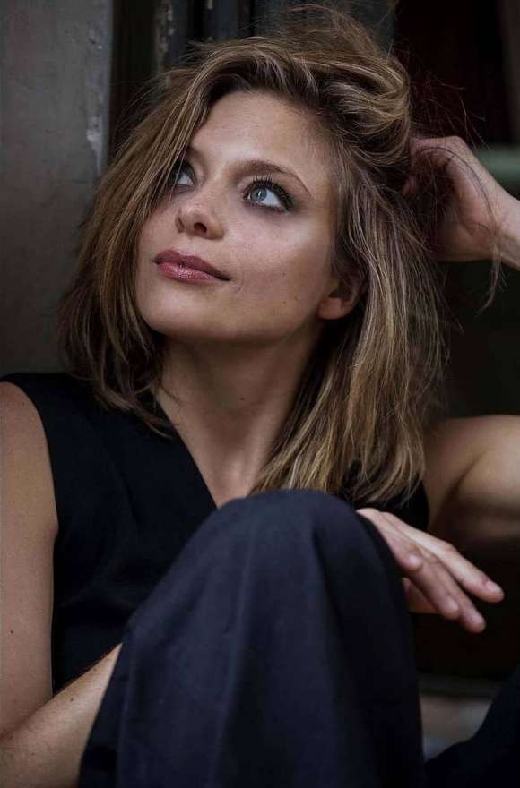 Lizzie Brochere height