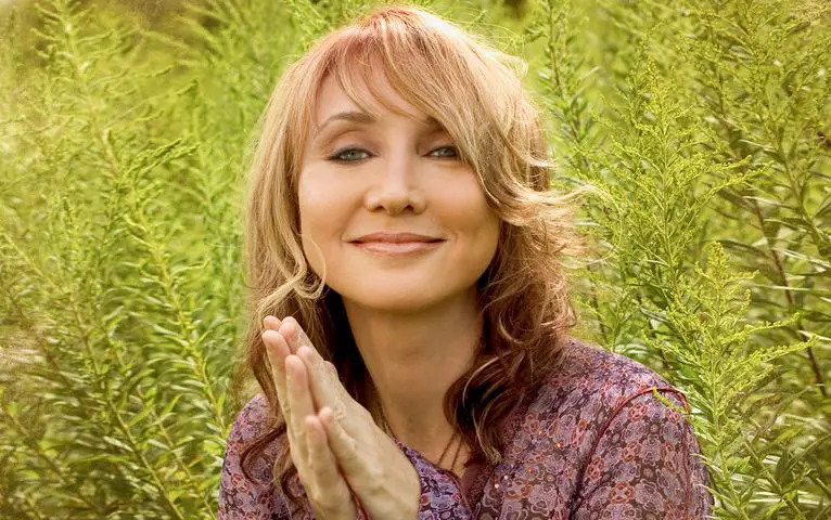 Pam Tillis age