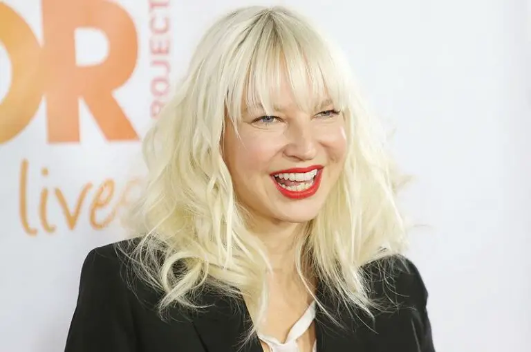 Sia Age, Net worth BioWiki, Kids, Wife, Weight 2023 The Personage
