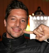 Simon Rex age