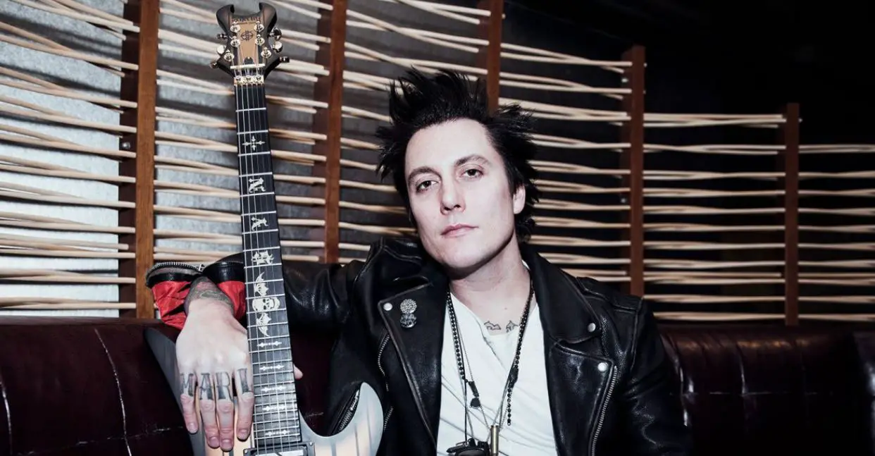 Synyster Gates height