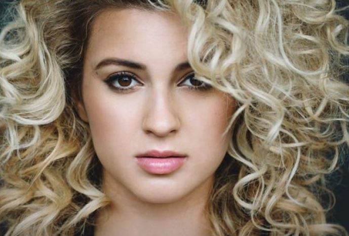 Tori Kelly height