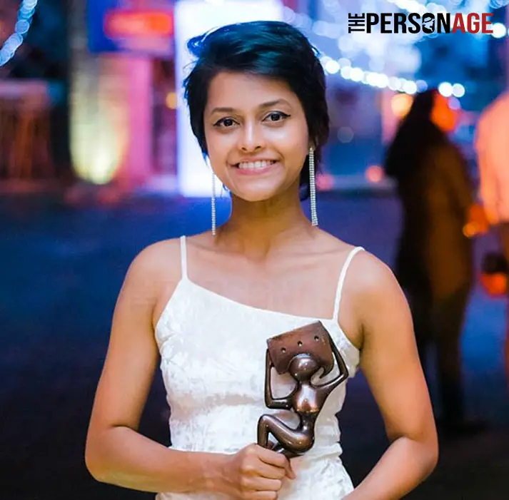 Yohani De Silva with Award Image for Manike Mage Hithe